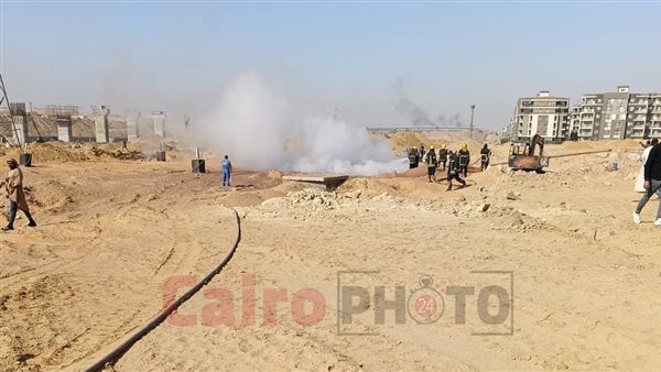 اندلاع حريق بسبب سقوط كابلات الضغط العالي على خط غاز خلف نادي الصيد بأكتوبر| صور – المحرر العربي